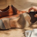 découvrez pourquoi vos chaussures couinent et apprenez les meilleures solutions pour éliminer ce bruit désagréable afin de marcher en tout confort.