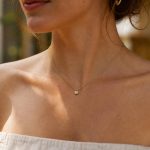 découvrez quel collier choisir pour sublimer un décolleté carré et mettre en valeur votre style avec élégance.