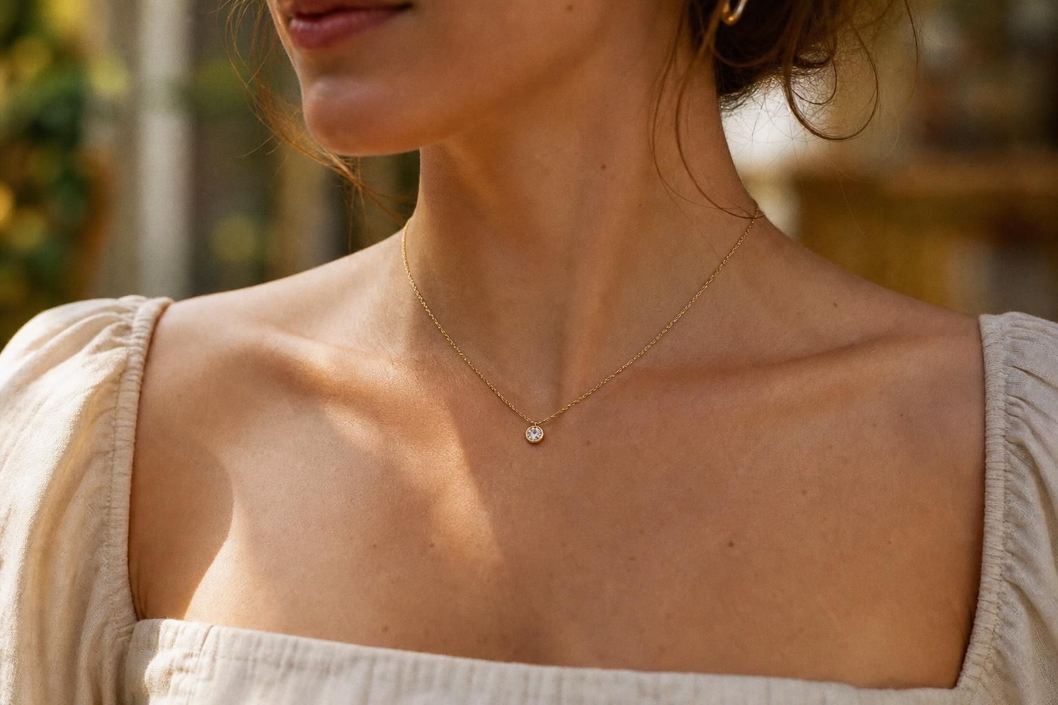 découvrez quel collier choisir pour sublimer un décolleté carré et mettre en valeur votre style avec élégance.