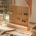 découvrez nos astuces pratiques et élégantes pour organiser et ranger vos boucles d'oreilles facilement, afin de les garder toujours à portée de main et en parfait état.