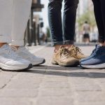 découvrez comment choisir les meilleures chaussures pour marcher longtemps en ville, alliant confort, style et durabilité pour vos aventures urbaines.